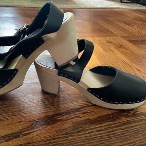 Mint condition lotta clogs